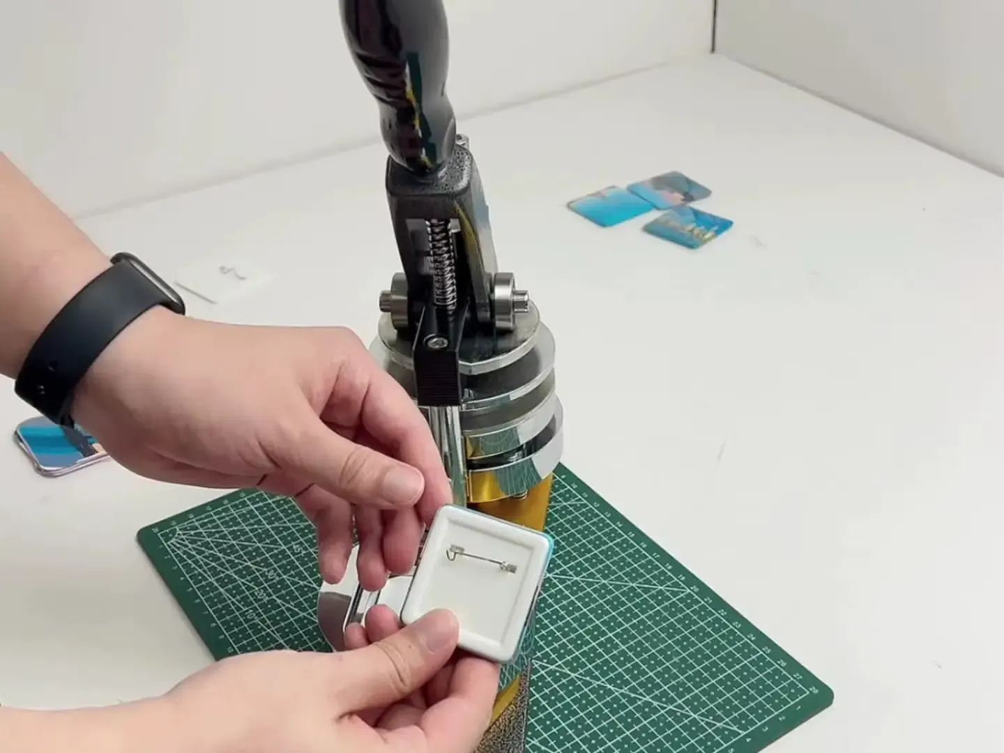 Professional 50mm 2.2 Inch Fridge Magnet Making Machine detail 1